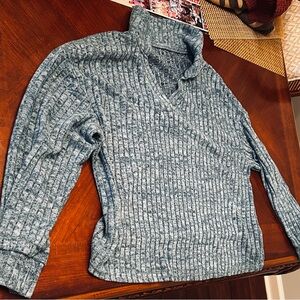 🧨WOMENS SIZE:M/L SWEATER SHIRT WITH POCKETS (SEND ANY OFFER‼️) 🧨